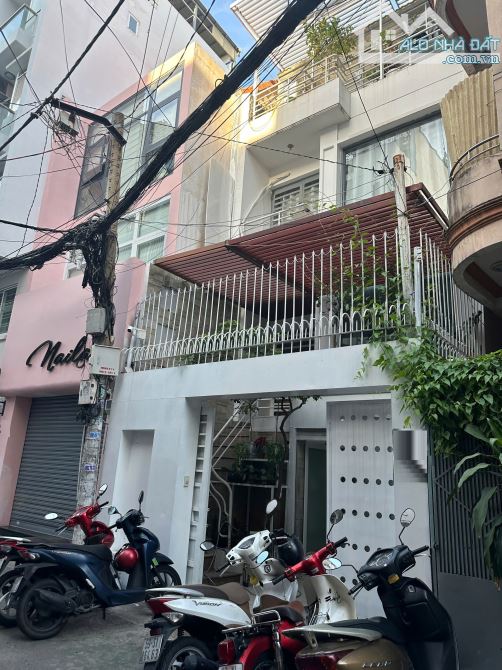 Hẻm xe hơi khu đường Hoa, Quận Phú Nhuận. Nở hậu 5,6 dài 17m, Kết cấu 4 tầng