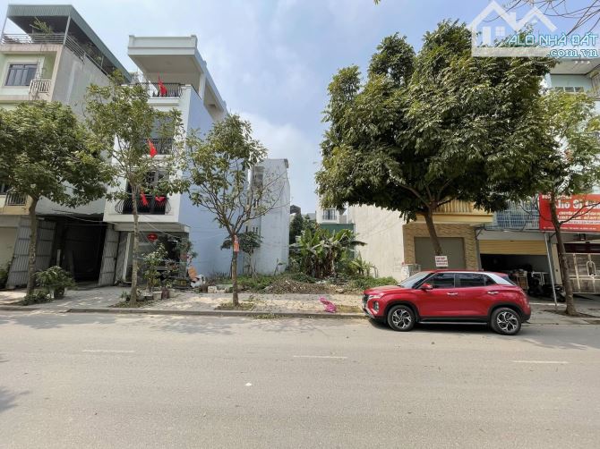 Bán đất dịch vụ Yên Nghĩa, khu D, mặt đường 17m, view biệt thự Nam Cường, 50m2, mt 4m