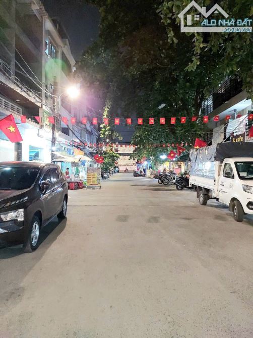 Hẻm 12m chợ tsn nguyễn kiệm P3 DT 8x20.5m 4 lầu có 11 Pgiá 30 tỷ