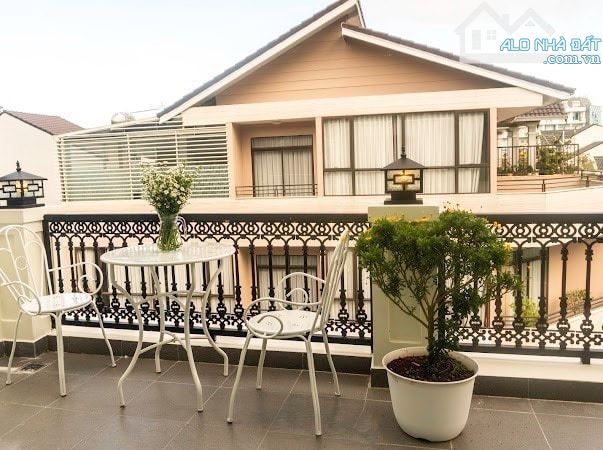 KHÁCH SẠN 5 TẦNG HOÀNCÔNG 420M2 SÀN CÓ THANG MÁY NGAY TRUNG TÂM CÁCH CHỢ ĐÀ LẠT 750M 17 TỶ