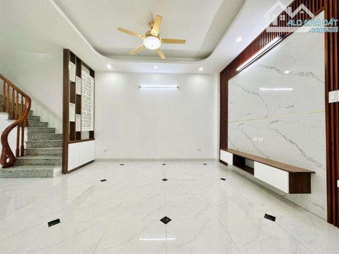 🔥 Nhà 5 Tầng nguyễn văn cừ Long Biên – Cách Phố Vài Bước – Oto Đỗ Cổng |38m²| Giá: 6,2 tỷ