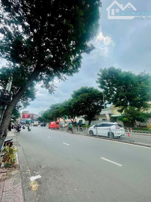 MẶT TIỀN Xô VIẾT NGHỆ TĨNH P21 BÌNH THẠNH CÁCH Q1 HƠN 100M2 VỊ TRÍ ĐẸP SỐ NHÀ ĐẸP LỀ 5M -