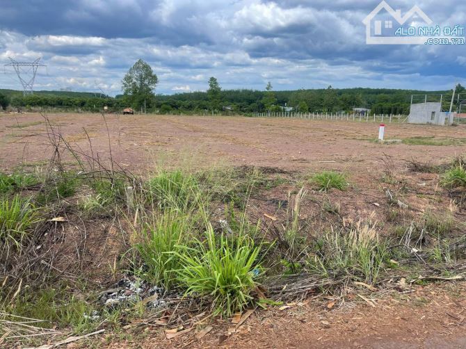 cần bán lô đất giá ngộp 100 m2 thổ cư mặt tiền đường liên xã 19m2 giá 3xx