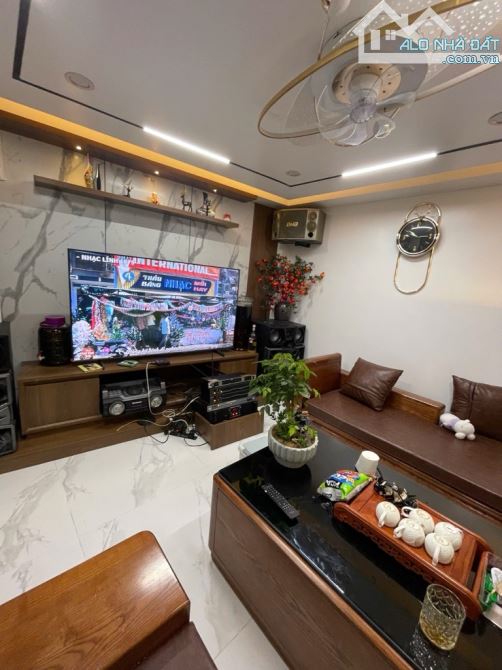 Bán nhà  5 tầng lô góc phố nguyễn văn cừ sẵn ở 5p sang nội thành