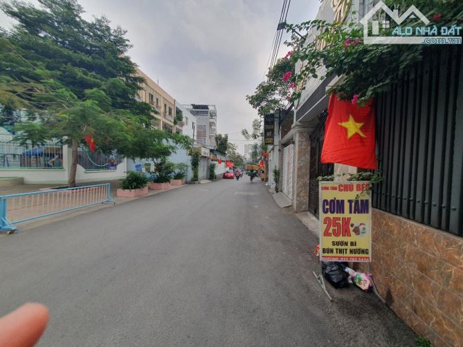 Hẻm 8m thông kinh doanh, 9m x 32m, nở hậu 14m, gần mặt tiền Lê Đức Thọ