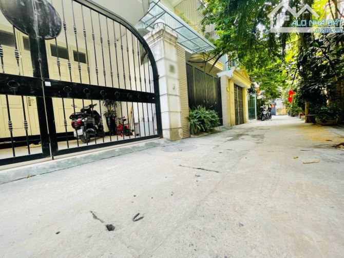 MẶT NGÕ ĐỘI CẤN - 30M RA PHỐ - NGÕ ÔTÔ TRÁNH, VÀO NHÀ - GIÁ 22 TỶ
