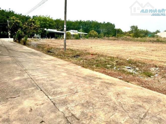 250m2 có 100m2 đất ở mặt đường bê tông Tp Đồng Xoài giá 400 triệu