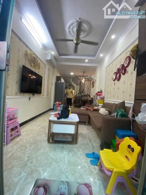 CHO THUÊ NHÀ PHỐ PHÚC LỢI,LONG BIÊN 8 TRIỆU,4 TẦNG,35M, FULL NT,3PN, Ô TÔ