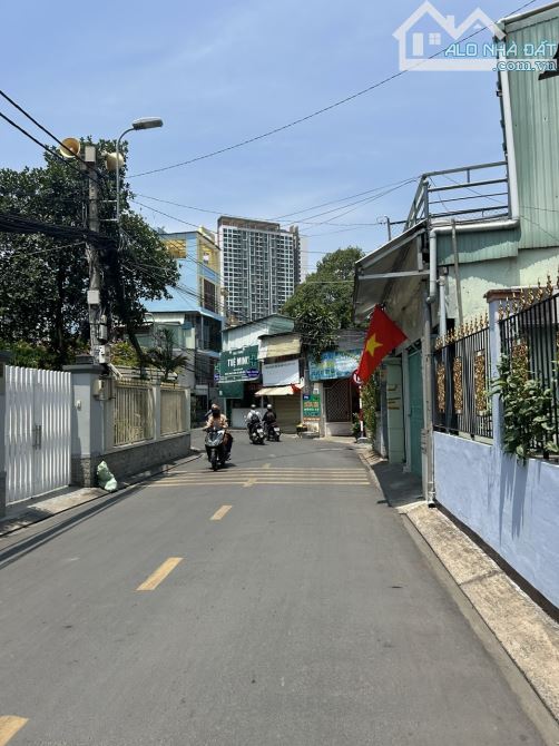 Ô TÔ NGỦ TRONG NHÀ - NHÀ Q2 157M2 CHỈ 9,9 TỶ - SÂN RỘNG, HẺM THÔNG, PHÁP LÝ CHUẨN