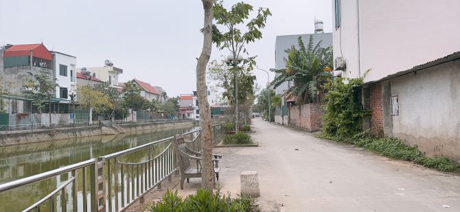 LỖ GIAO VIỆT HÙNG VEW HỒ THOÁNG MÁT Ô TÔ TRÁNH NHAU