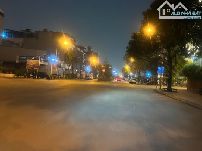 Đất Đấu Giá Giang Biên, view Riverside, vỉa hè ô tô tránh, kinh doanh, 90m, MT 5m giá 18tỷ