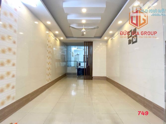 Bán nhà mặt tiền đường D9, khu D2D 1 trệt 3 lầu sổ hồng hoàn công 286m2 sàn giá 11.5 tỷ