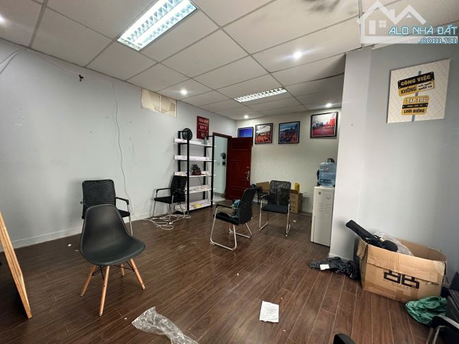 Cho thuê văn phòng giá rẻ tại Nguyễn Xiển, DT 50 m2 được chia làm 2 phòng