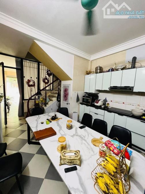 CẦU GIẤY  - Dt : 51m - Giá : 12.65 tỷ - Ôtô ngủ trong nhà