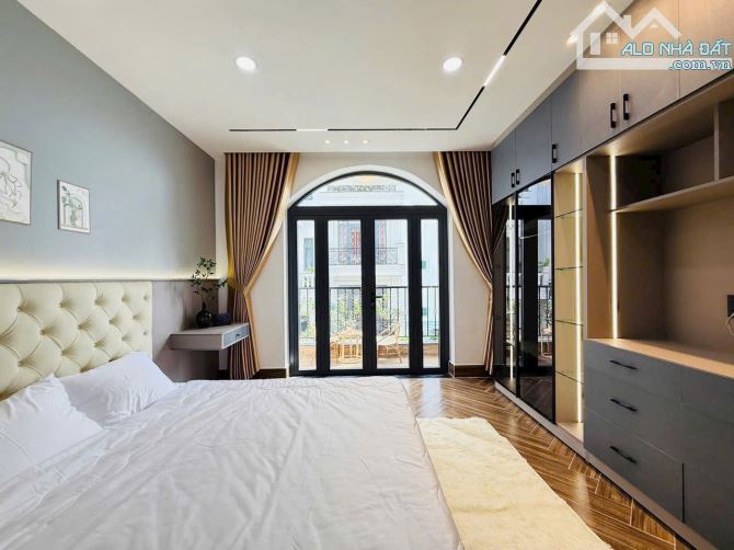 XINH ĐẸP LUNG LINH - Nhà  HXH Trường Sa, P.5 Tb. (DT: 5,3 X16m) - 6 tầng + thang máy. - 1