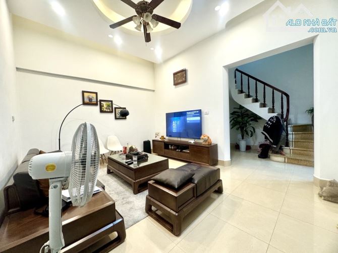 Bán nhà dân xây đường Hoàng Mai, lô góc, gần phố, gần ô tô, diện tích rộng, hơn 11 tỷ - 1