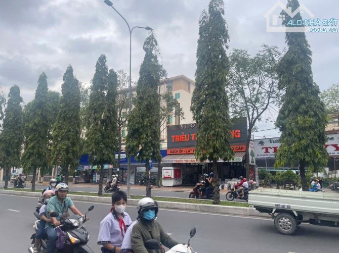 Bán nhà chiều ngang lớn mặt tiền Nguyễn Văn Cừ nối dài tdt 171m2 full thổ cư sổ hồng - 1