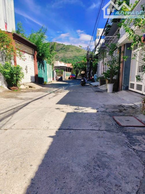 Đất mặt tiền đường Dương Hiến Quyền, sát biển Nha Trang giá chỉ 68 triệu/m2 - 1