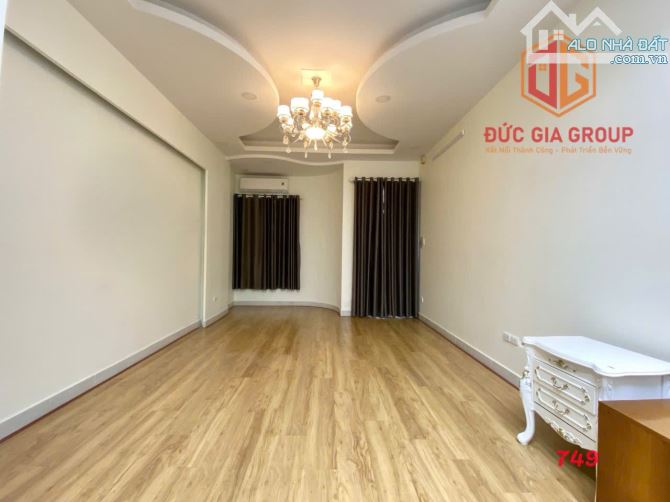 Bán nhà mặt tiền đường D9, khu D2D 1 trệt 3 lầu sổ hồng hoàn công 286m2 sàn giá 11.5 tỷ - 1