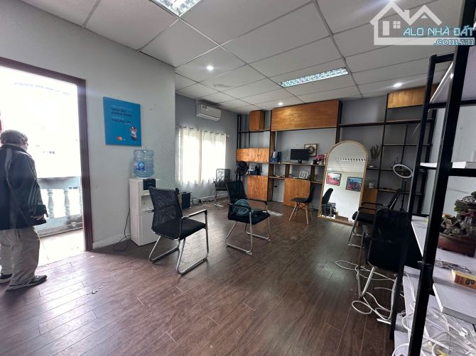 Cho thuê văn phòng giá rẻ tại Nguyễn Xiển, DT 50 m2 được chia làm 2 phòng - 1