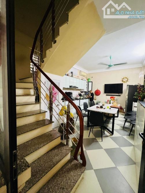 CẦU GIẤY  - Dt : 51m - Giá : 12.65 tỷ - Ôtô ngủ trong nhà - 1