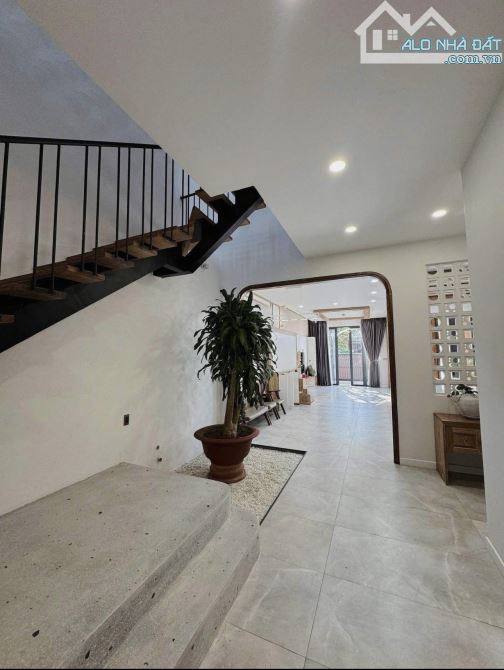 VILLA HIỆN ĐẠI MẶT TIỀN ĐƯỜNG THI SÁCH, P6 – TRUNG TÂM ĐÀ LẠT -19.5 Tỷ - 2