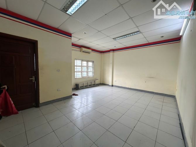 Cho thuê văn phòng giá rẻ tại Nguyễn Xiển, DT 50 m2 được chia làm 2 phòng - 2