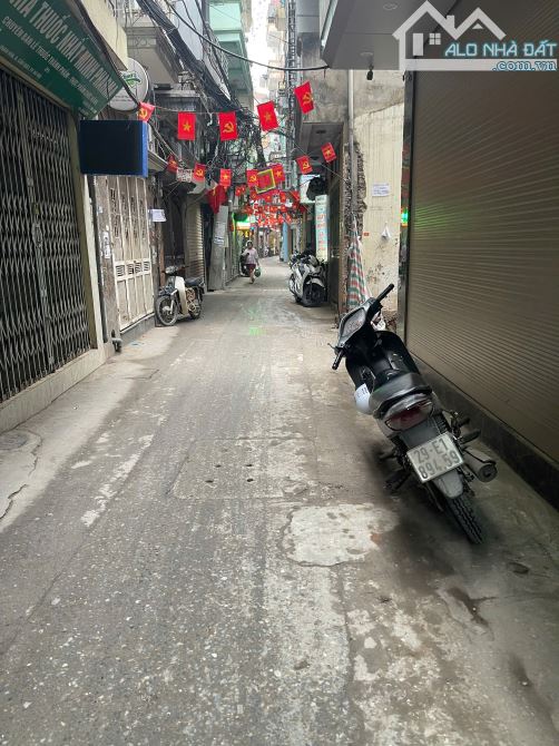 CẦU GIẤY  - Dt : 51m - Giá : 12.65 tỷ - Ôtô ngủ trong nhà - 2