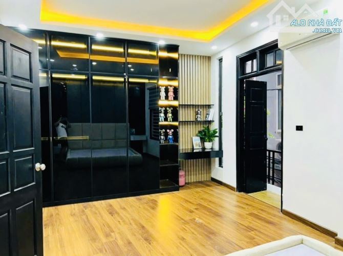 Xuân Thuỷ -Đối Diện HV Báo Chí -Dân Xây Chắc Chắn 5 Tầng DT 40m.Mặt Tiền Rộng 6m. 9,1 Tỷ - 3