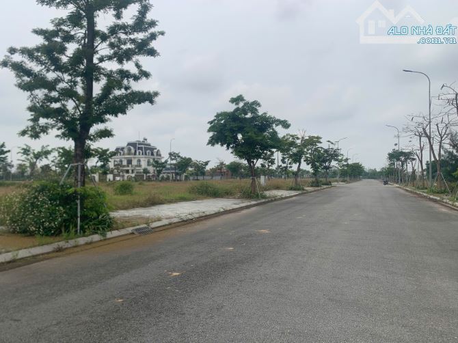 Bán biệt thự Khu dân cư 577 Sơn Tịnh hướng Tây Bắc, 300m2 vuông vứt, giá 2780 triệu - 2