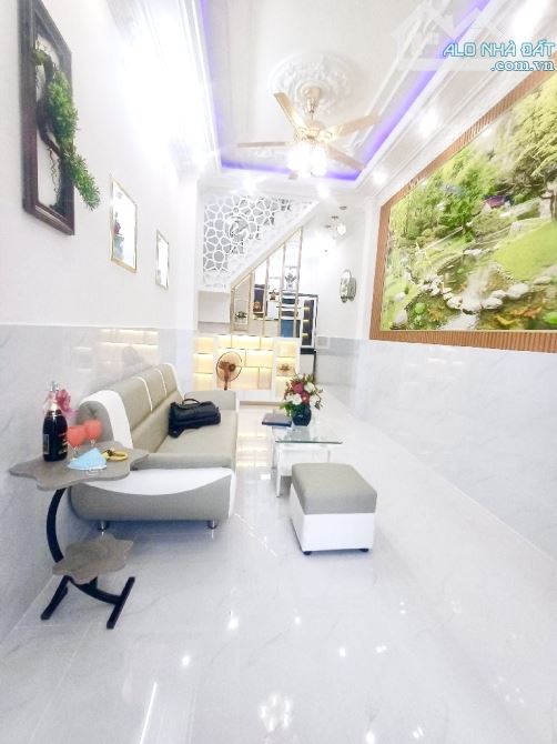 NHÀ ĐẸP 3 TẦNG LUNG LINH, XE HƠI TẬN CỬA, KẾ BÊN QUẬN 7, NHỈNH 3 TỶ - 3