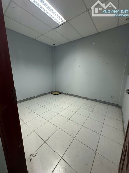 Cho thuê văn phòng giá rẻ tại Nguyễn Xiển, DT 50 m2 được chia làm 2 phòng - 3