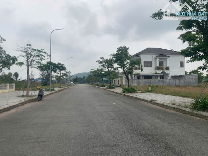 Bán biệt thự Khu dân cư 577 Sơn Tịnh hướng Tây Bắc, 300m2 vuông vứt, giá 2780 triệu - 3