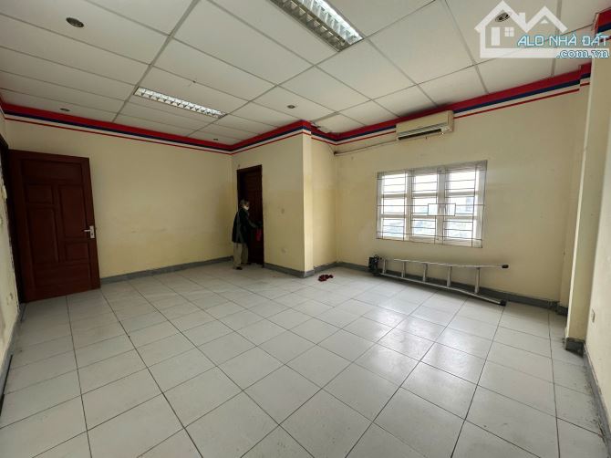 Cho thuê văn phòng giá rẻ tại Nguyễn Xiển, DT 50 m2 được chia làm 2 phòng - 4