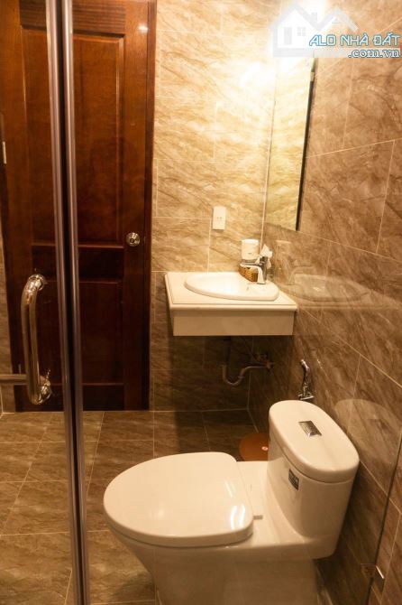 KHÁCH SẠN 5 TẦNG HOÀNCÔNG 420M2 SÀN CÓ THANG MÁY NGAY TRUNG TÂM CÁCH CHỢ ĐÀ LẠT 750M 17 TỶ - 5