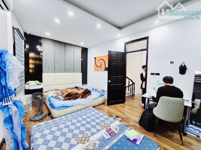 Xuân Thuỷ -Đối Diện HV Báo Chí -Dân Xây Chắc Chắn 5 Tầng DT 40m.Mặt Tiền Rộng 6m. 9,1 Tỷ - 5