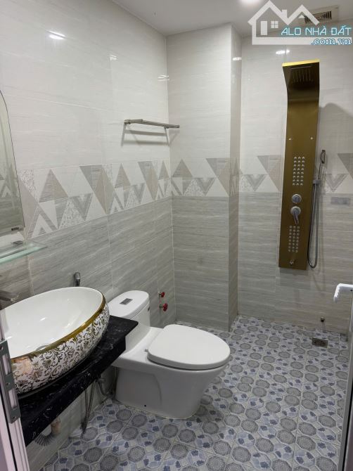 Siêu vị trí! Mặt tiền Phan Văn Trị, P5 ngay Emart - Nhà 2 tầng DT 4x25, có hẻm sau - 5