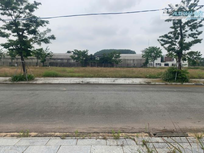 Bán biệt thự Khu dân cư 577 Sơn Tịnh hướng Tây Bắc, 300m2 vuông vứt, giá 2780 triệu - 4