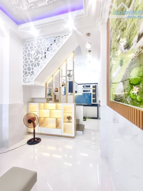 NHÀ ĐẸP 3 TẦNG LUNG LINH, XE HƠI TẬN CỬA, KẾ BÊN QUẬN 7, NHỈNH 3 TỶ - 5