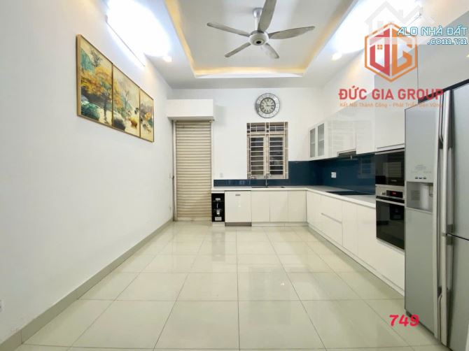 Bán nhà mặt tiền đường D9, khu D2D 1 trệt 3 lầu sổ hồng hoàn công 286m2 sàn giá 11.5 tỷ - 6