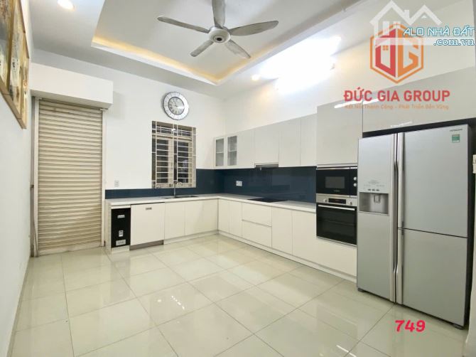 Bán nhà mặt tiền đường D9, khu D2D 1 trệt 3 lầu sổ hồng hoàn công 286m2 sàn giá 11.5 tỷ - 8