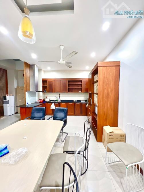 Bán nhà Trung Kính DT 85m2 x 4 tầng, MT 5.5m, Giá 31 tỷ - 9