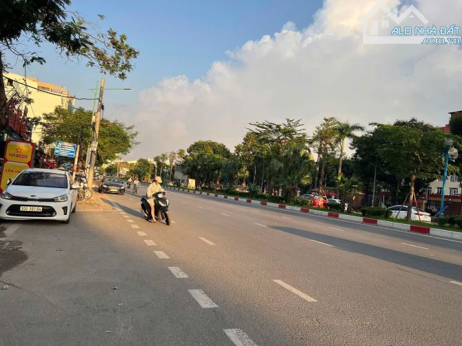 Đất - Lô Góc, Vị Trí Kim Cương - Phố Hoàng Quốc Việt 150m2 MT 25m, Đường 10m, Vỉa Hè To