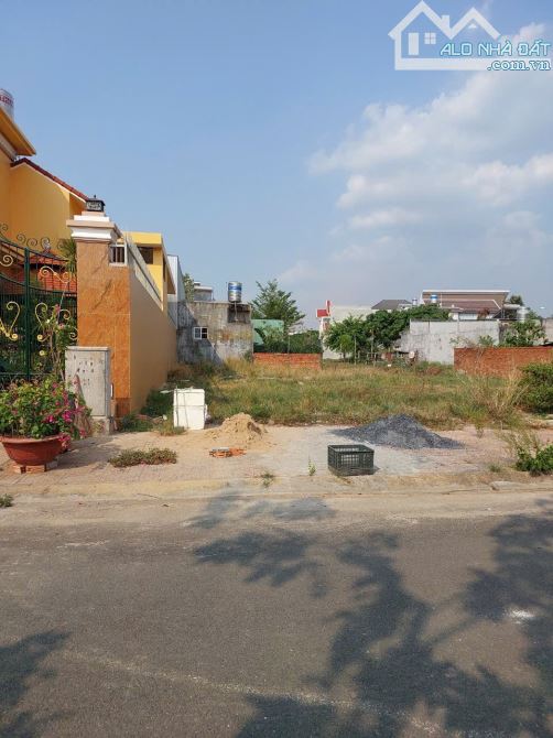 Chủ ngộp cần bán 250m2 trong TĐC Thái Lạc giá 3tỷ350, đường Bưng Môn, cách sân bay 3km