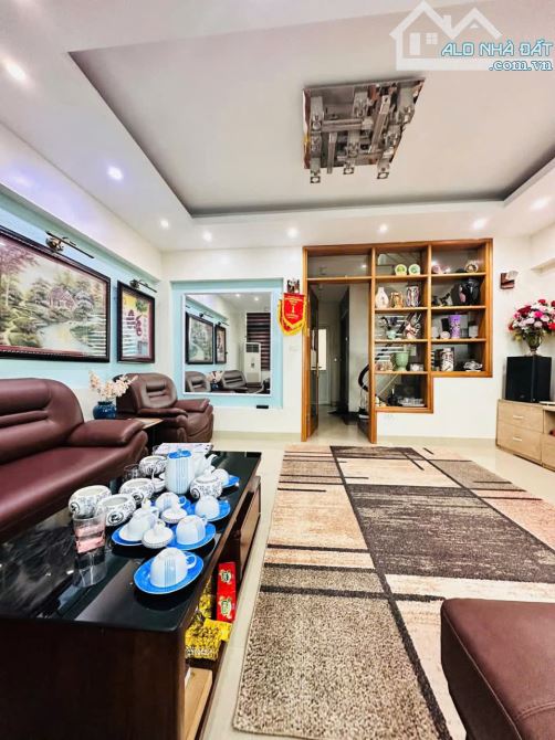 SIÊU PHẨM NHÀ TRẦN QUỐC HOÀN - NHÀ PHÂN LÔ Ô TÔ CHẠY VÒNG QUANH GIÁ BÁN 13.5 TỶ