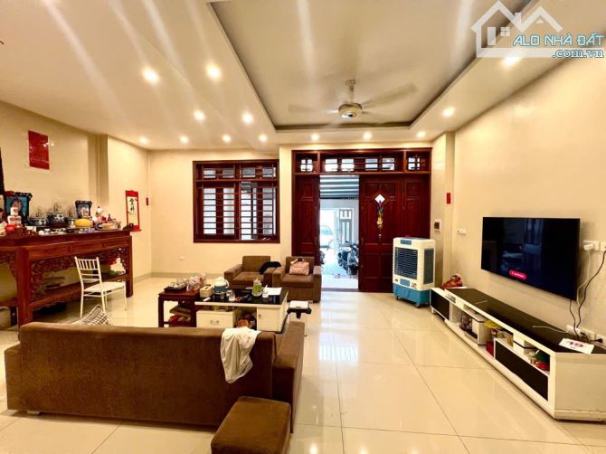 CỰC HIẾM-  BIỆT THỰ- DIỆN TÍCH RỘNG- GIÁ TỐT- ĐƯỜNG OTO TRÁNH- KINH DOANH SẦM UẤT- NỞ HẬU