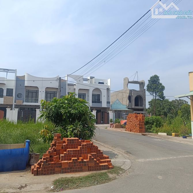 Lô Gốc 3 Mặt Tiền 7mx19 Ngay KDC Đông đúc đường 8m cách chợ Bình Chánh 15 phút 2ty5