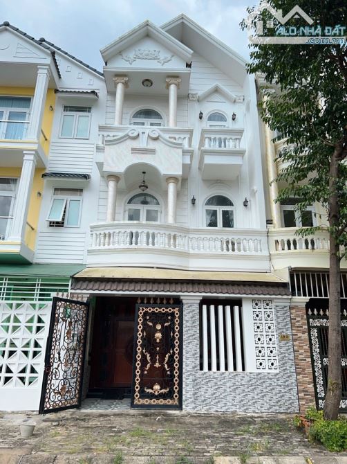 Giá tốt khách ơi Nhà trệt 2 lầu khu Nam Long hướng Đông Nam kế bên đường 47m Lê Trọng Tấn
