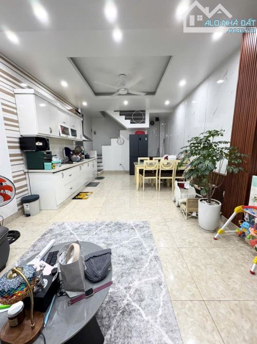BÁN NHÀ THỊNH QUANG , ĐỐNG ĐA, 30M RA Ô TÔ, DÂN XÂY CỰC ĐẸP, 47M X 5 TẦNG, GIÁ BÁN 8,75 TỶ