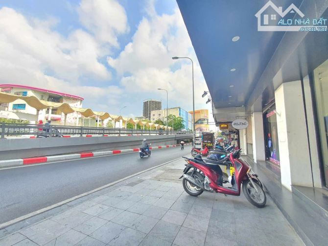 Bán nhà mặt phố Chùa Bộc mặt tiền cực hiếm 6.2m vỉa hè rộng giá 38.5 tỷ.